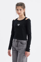 Polera negra de manga larga con aberturas en los hombros y estampado "Love" en el centro del pecho estilo casual
