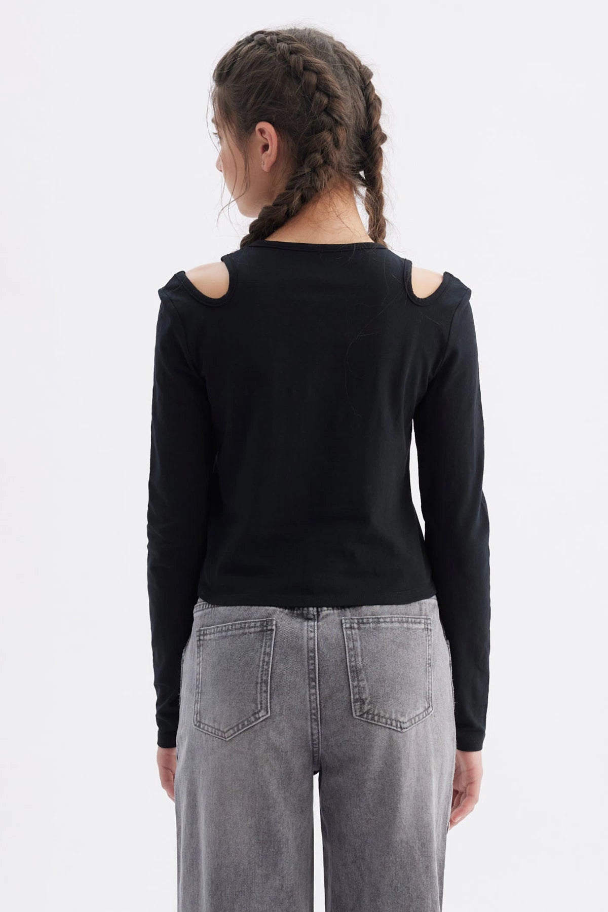 Polera negra de manga larga con aberturas en los hombros y estampado "Love" en el centro del pecho estilo casual