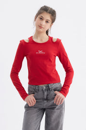Polera roja de manga larga con aberturas en los hombros y estampa de lazo y texto We are forever young en el pecho