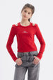 Polera roja de manga larga con aberturas en los hombros y estampa de lazo y texto We are forever young en el pecho