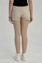 Short niña cargo beige con bolsillos laterales estilo utilitario diseño liso perfecto para el verano