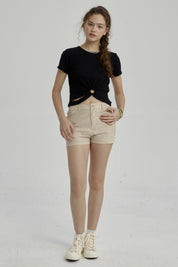 Short niña cargo beige con bolsillos laterales estilo utilitario diseño liso perfecto para el verano