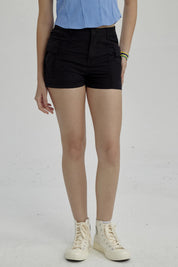 Short negro de niña estilo cargo con bolsillos laterales visibles y diseño liso perfecto para el verano