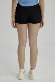 Short negro de niña estilo cargo con bolsillos laterales visibles y diseño liso perfecto para el verano