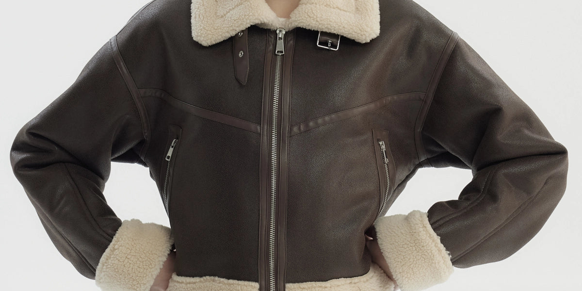 Chaqueta de niña camel con cuello camisero y puños de piel sintética estilo aviador