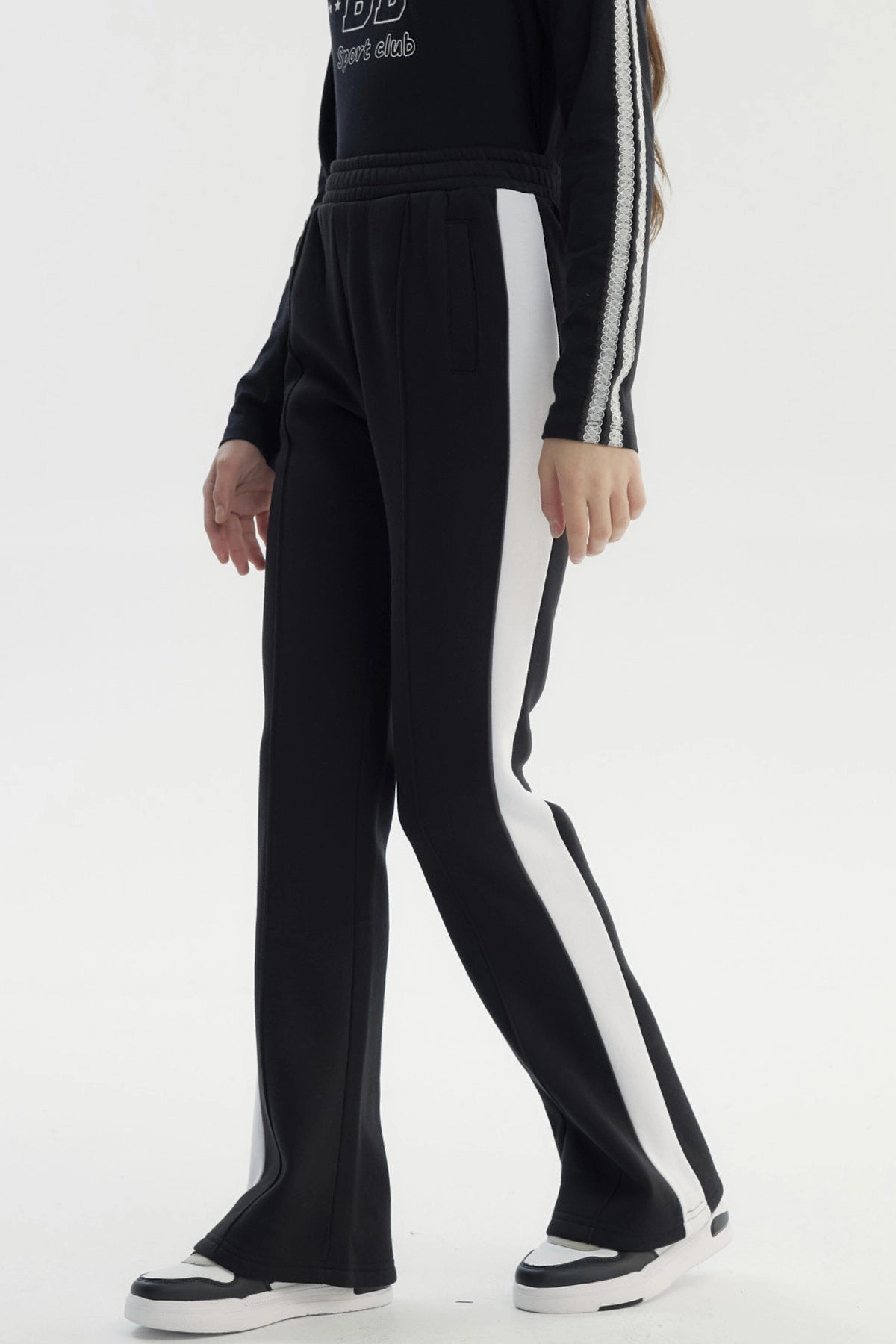 Calza negra para niña estilo flare con cintura elástica lisa sin estampa