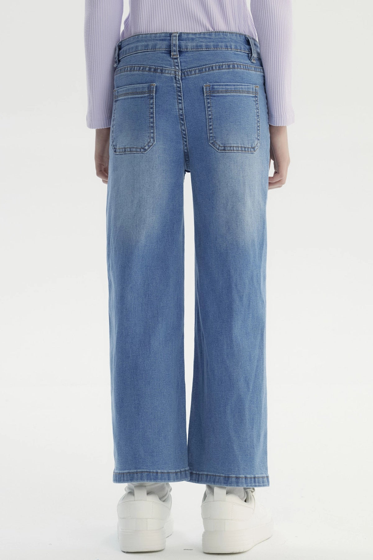 Jeans azul wide leg para niña con bolsillos grandes delanteros prenda lisa casual y moderna ideal para cualquier ocasión