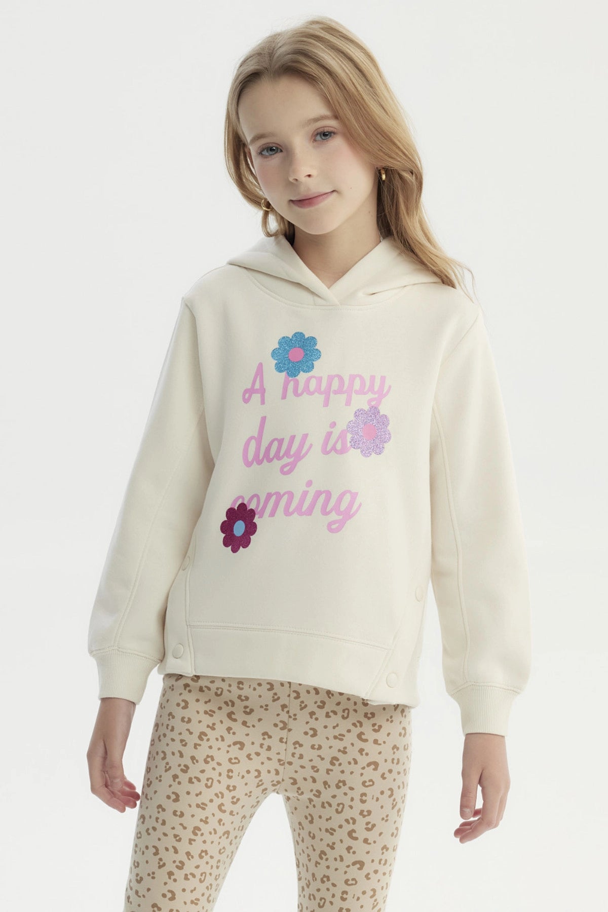 Polerón niña slim crudo con capucha diseño floral y texto A happy day is coming en el frente estilo alegre