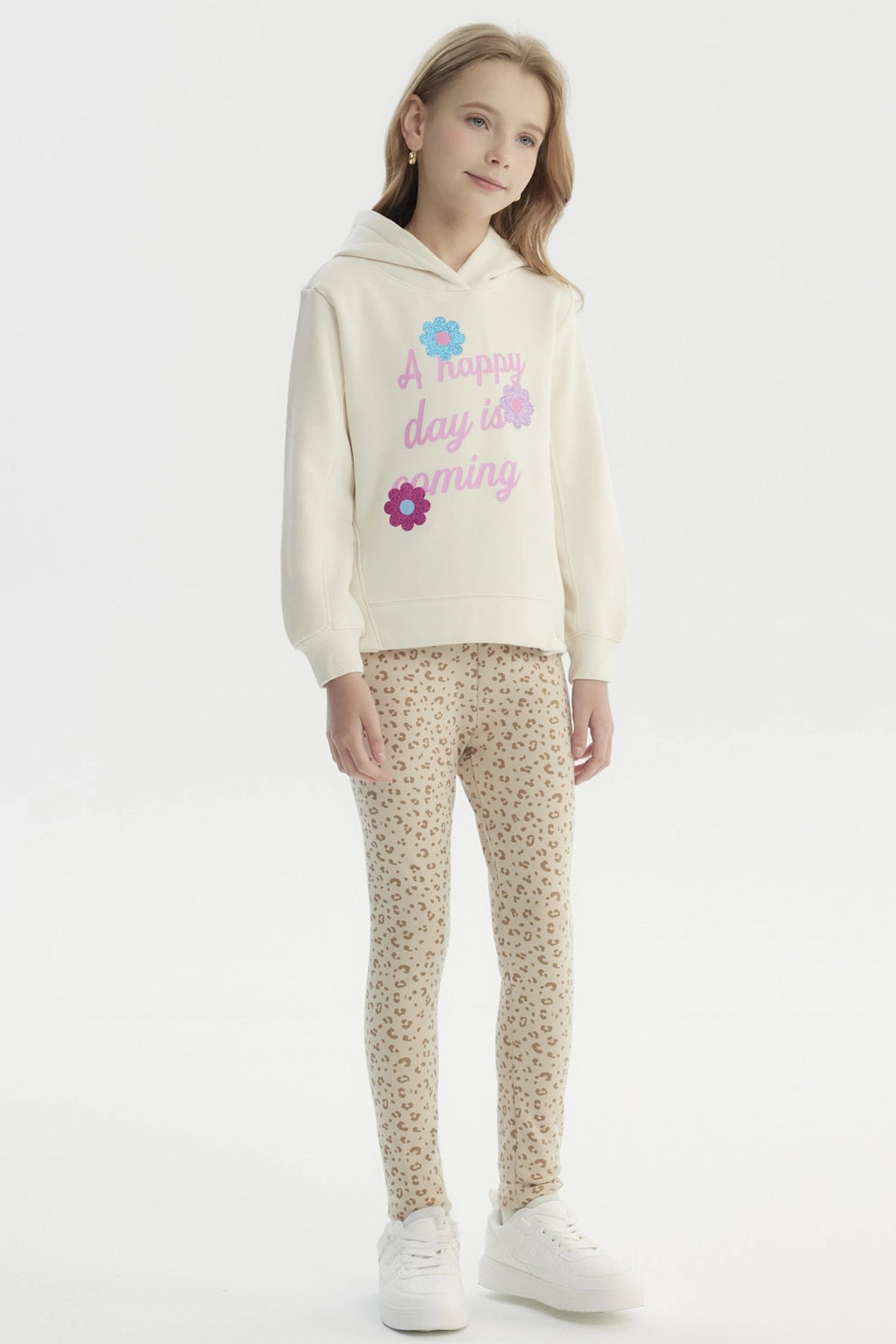 Polerón niña slim crudo con capucha diseño floral y texto A happy day is coming en el frente estilo alegre