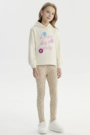 Polerón niña slim crudo con capucha diseño floral y texto A happy day is coming en el frente estilo alegre