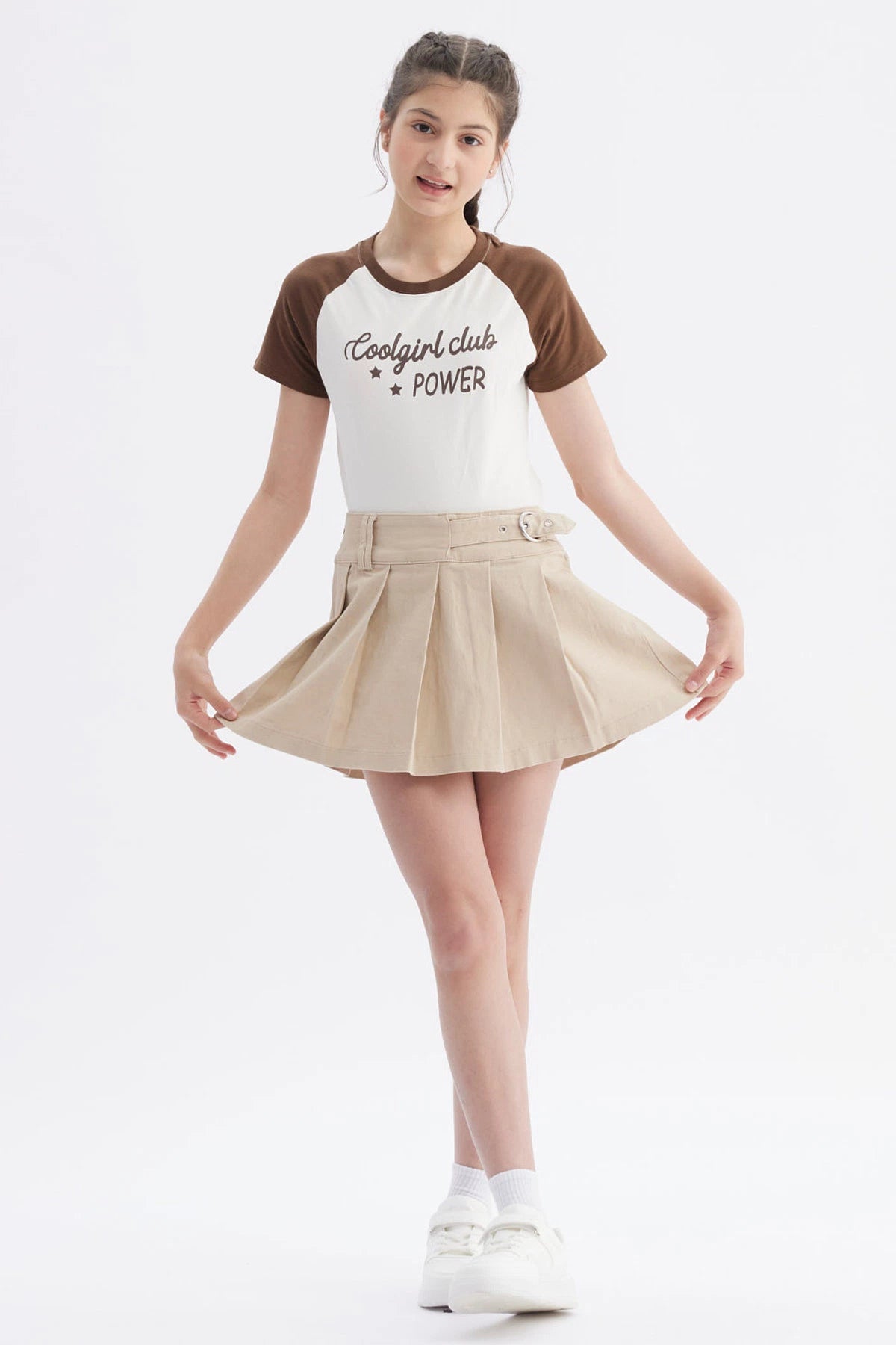 Falda beige para niña con slip integrado diseño plisado cinturón ajustable detalle en el lado sin estampa lisa