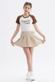 Falda beige para niña con slip integrado diseño plisado cinturón ajustable detalle en el lado sin estampa lisa