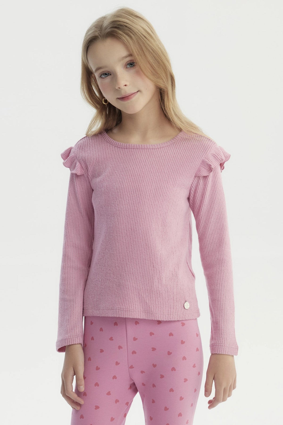 Polera niña slim rosada con volantes en hombros y tejido acanalado lisa