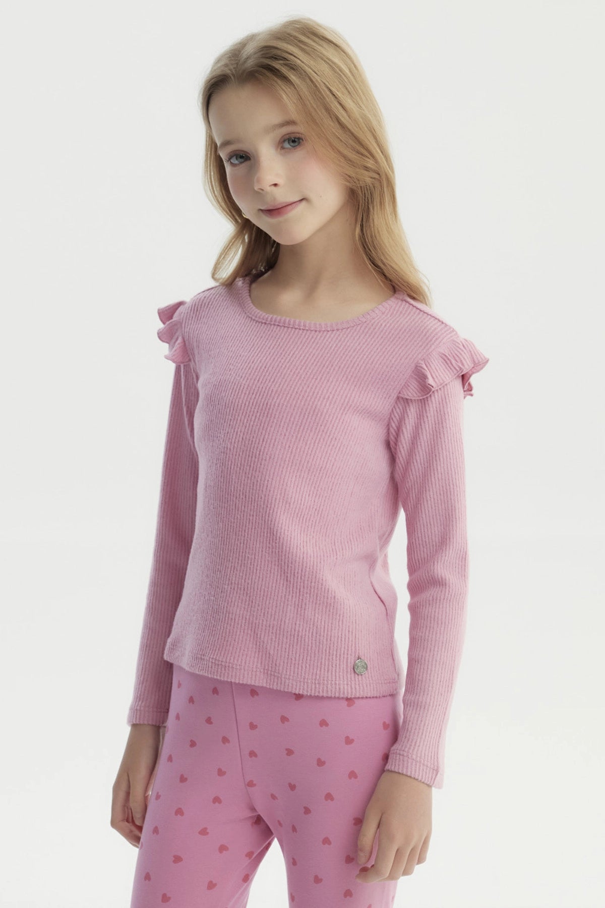 Polera niña slim rosada con volantes en hombros y tejido acanalado lisa