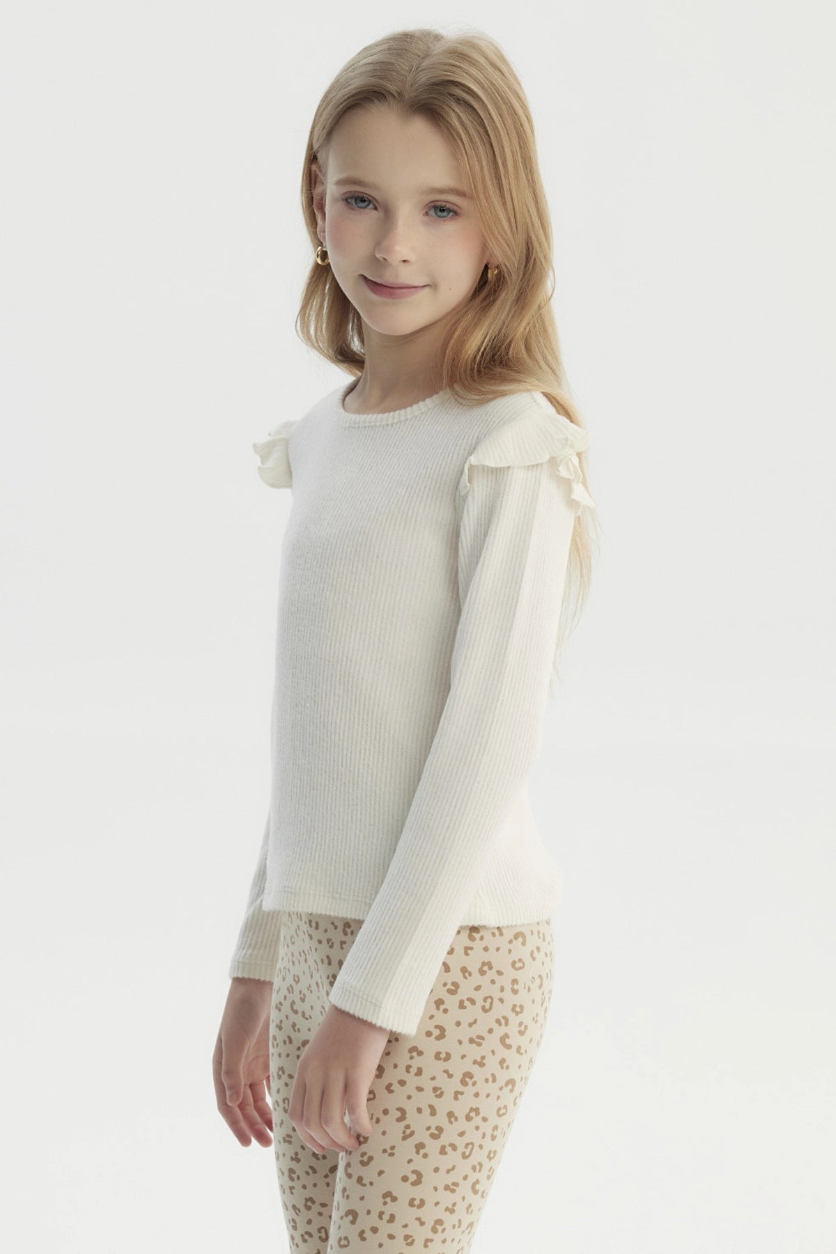 Polera crudo niña de manga larga con tejido acanalado lisa y ajuste slim perfecta para un look casual y cómodo