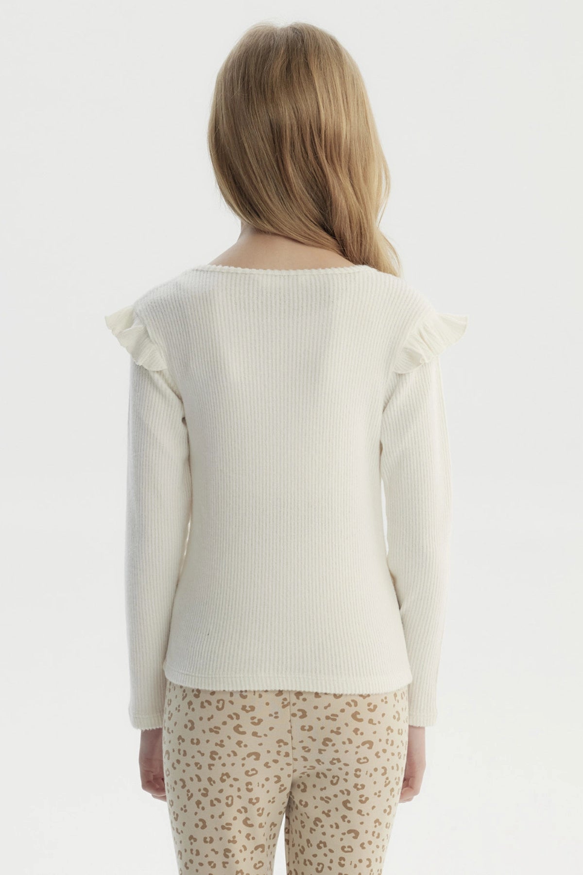 Polera crudo niña de manga larga con tejido acanalado lisa y ajuste slim perfecta para un look casual y cómodo