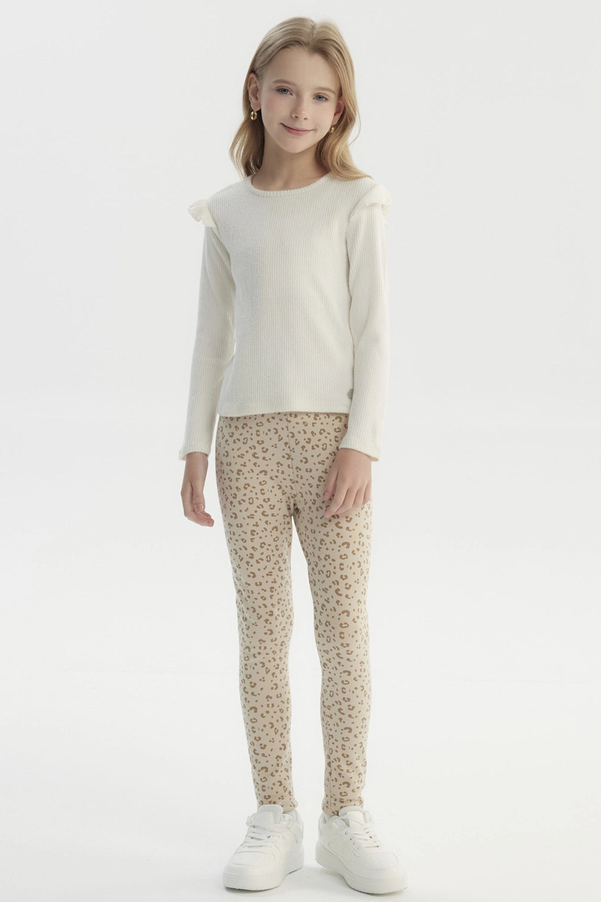 Polera crudo niña de manga larga con tejido acanalado lisa y ajuste slim perfecta para un look casual y cómodo