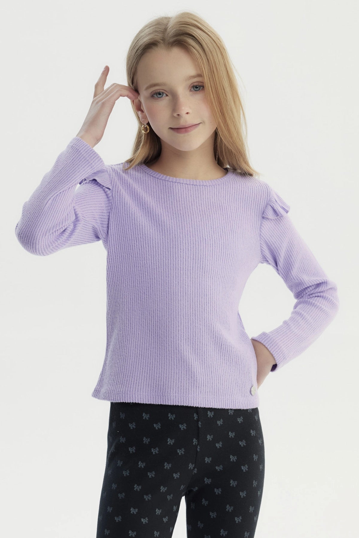 Polera slim lila de manga larga con detalle de volantes en los hombros sin estampa diseño acanalado