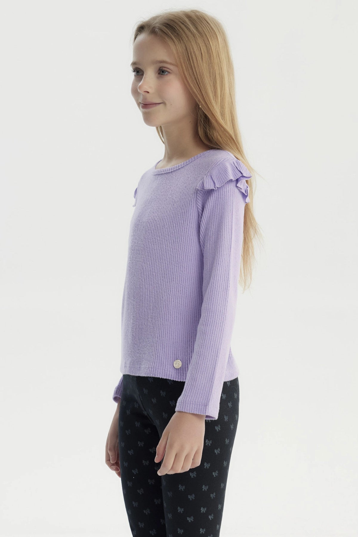 Polera slim lila de manga larga con detalle de volantes en los hombros sin estampa diseño acanalado