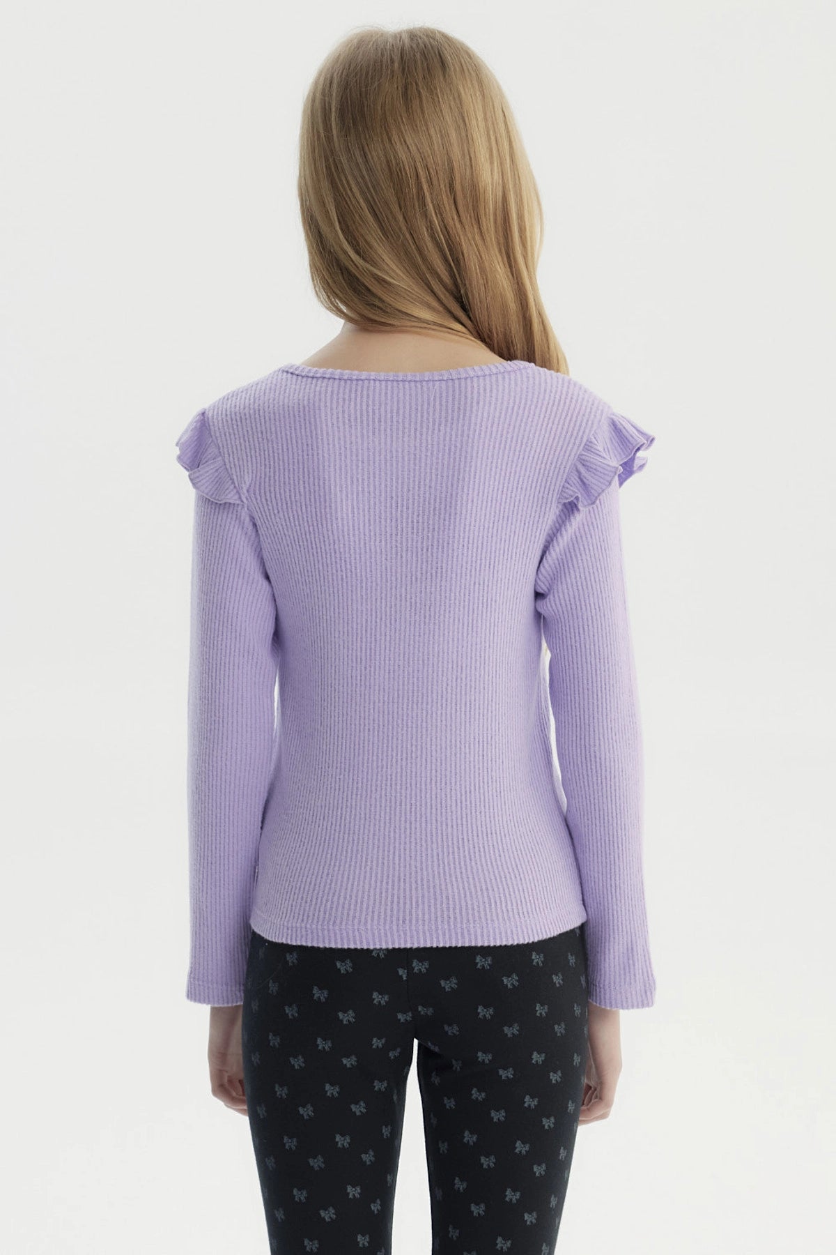 Polera slim lila de manga larga con detalle de volantes en los hombros sin estampa diseño acanalado