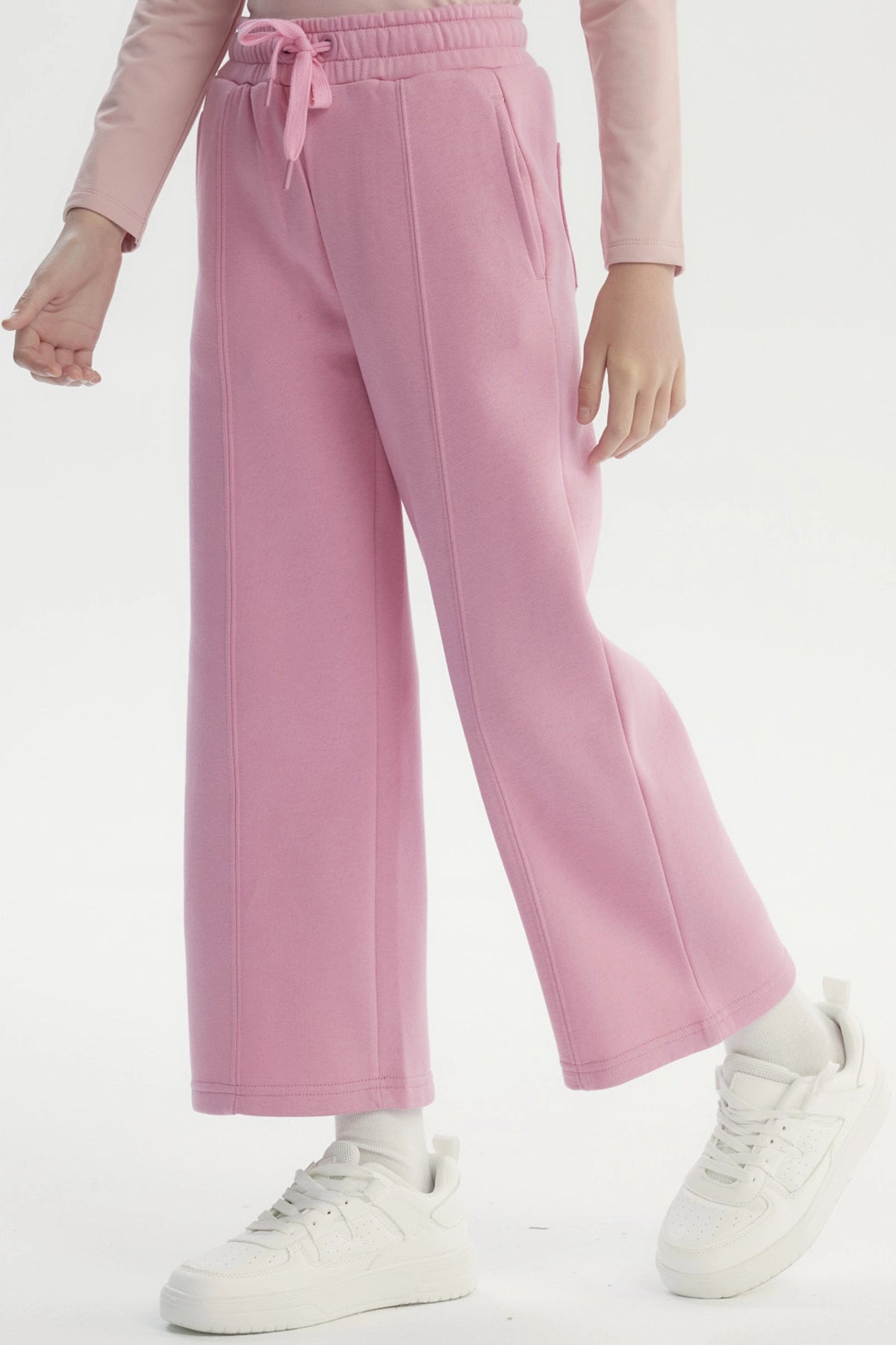 Pantalón buzo niña rosado de pierna ancha con cintura elástica y cordón ajustable diseño liso sin estampado