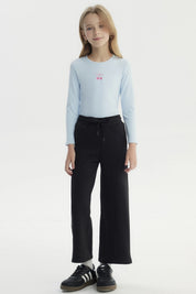 Pantalón buzo negro para niña de pierna ancha sin estampa con cintura elástica y ajuste con cordón