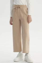 Pantalón buzo niña camel de pierna ancha sin estampa con cintura elástica y ajuste de lazo ideal para días relajados