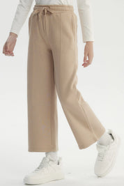 Pantalón buzo niña camel de pierna ancha sin estampa con cintura elástica y ajuste de lazo ideal para días relajados
