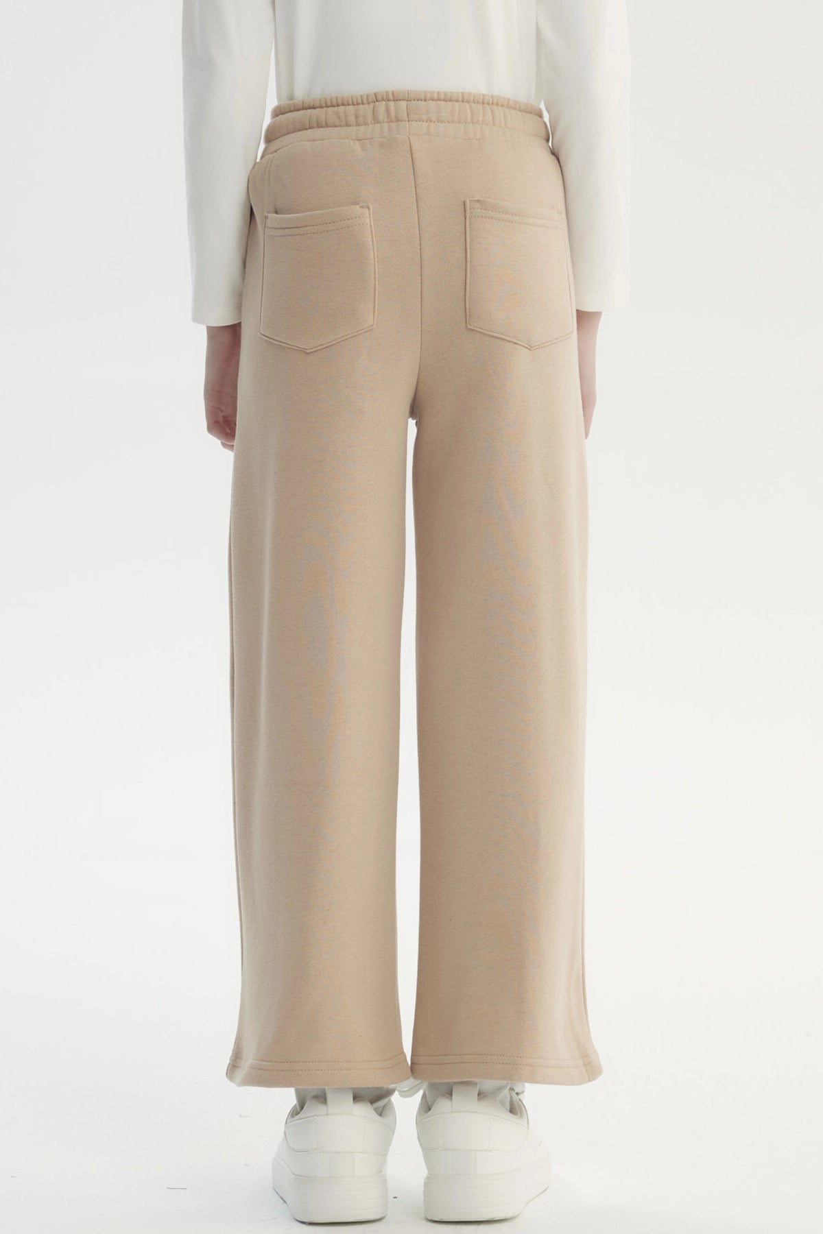Pantalón buzo niña camel de pierna ancha sin estampa con cintura elástica y ajuste de lazo ideal para días relajados