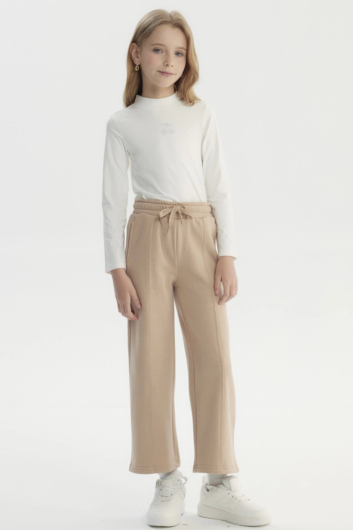Pantalón buzo niña camel de pierna ancha sin estampa con cintura elástica y ajuste de lazo ideal para días relajados