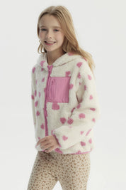 Polar para niña color crudo con corazones rosas estampados en toda la prenda bolsillo frontal y cierre completo
