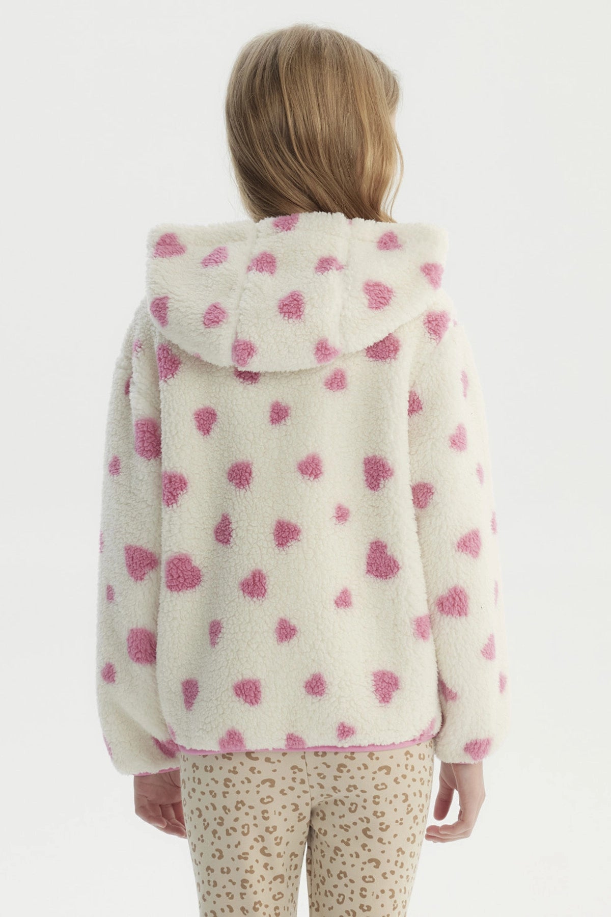 Polar para niña color crudo con corazones rosas estampados en toda la prenda bolsillo frontal y cierre completo