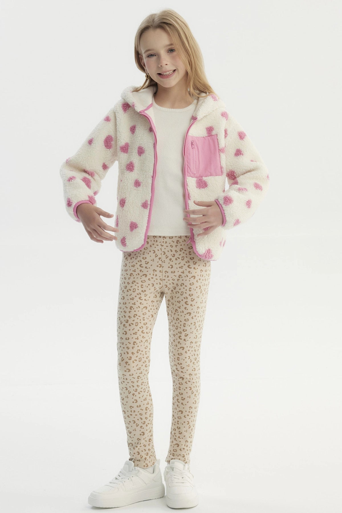 Polar para niña color crudo con corazones rosas estampados en toda la prenda bolsillo frontal y cierre completo