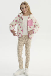 Polar para niña color crudo con corazones rosas estampados en toda la prenda bolsillo frontal y cierre completo