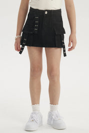 Falda denim cargo negra para niña con bolsillos grandes y tiras decorativas al frente estilo casual sin estampa