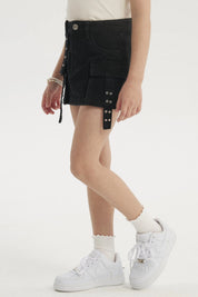 Falda denim cargo negra para niña con bolsillos grandes y tiras decorativas al frente estilo casual sin estampa