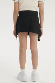Falda denim cargo negra para niña con bolsillos grandes y tiras decorativas al frente estilo casual sin estampa