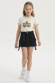 Falda denim cargo negra para niña con bolsillos grandes y tiras decorativas al frente estilo casual sin estampa