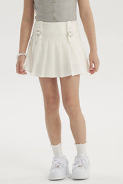 Falda niña tableada blanca con hebillas en la cintura prenda lisa ideal para un look fresco y cómodo