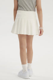 Falda niña tableada blanca con hebillas en la cintura prenda lisa ideal para un look fresco y cómodo
