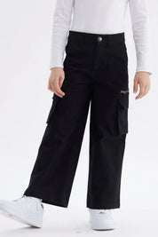 Pantalón niña negro estilo cargo con bolsillos laterales y cierre visible ideal para un look casual moderno y cómodo
