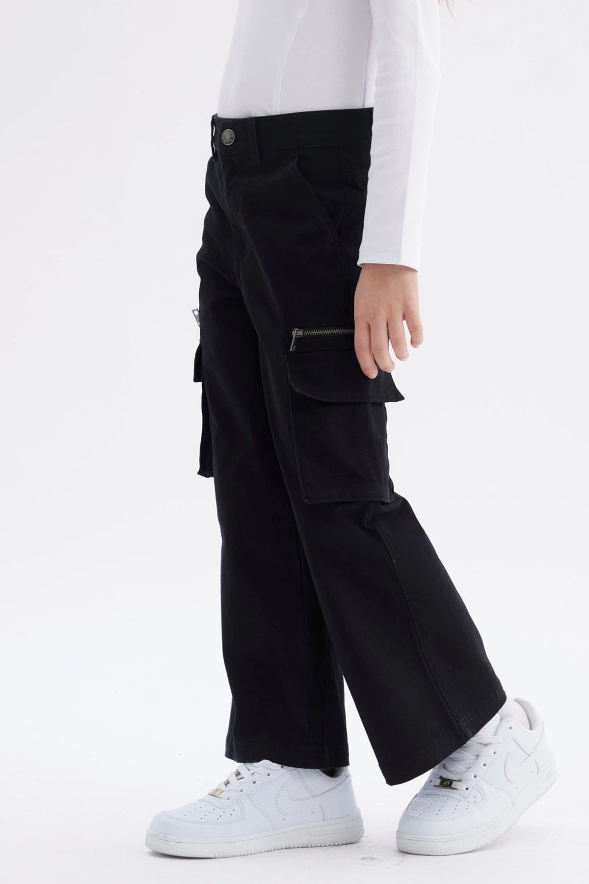 Pantalón niña negro estilo cargo con bolsillos laterales y cierre visible ideal para un look casual moderno y cómodo
