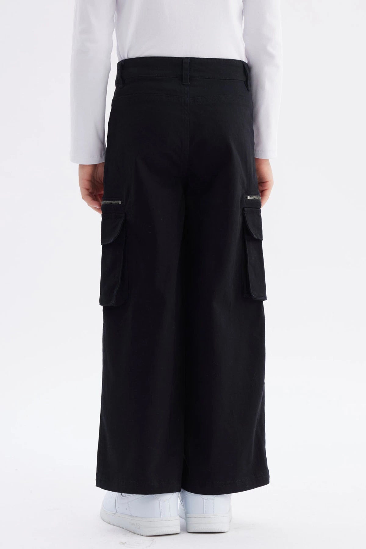 Pantalón niña negro estilo cargo con bolsillos laterales y cierre visible ideal para un look casual moderno y cómodo