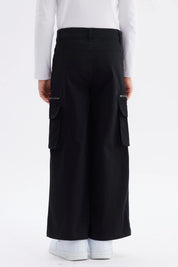 Pantalón niña negro estilo cargo con bolsillos laterales y cierre visible ideal para un look casual moderno y cómodo