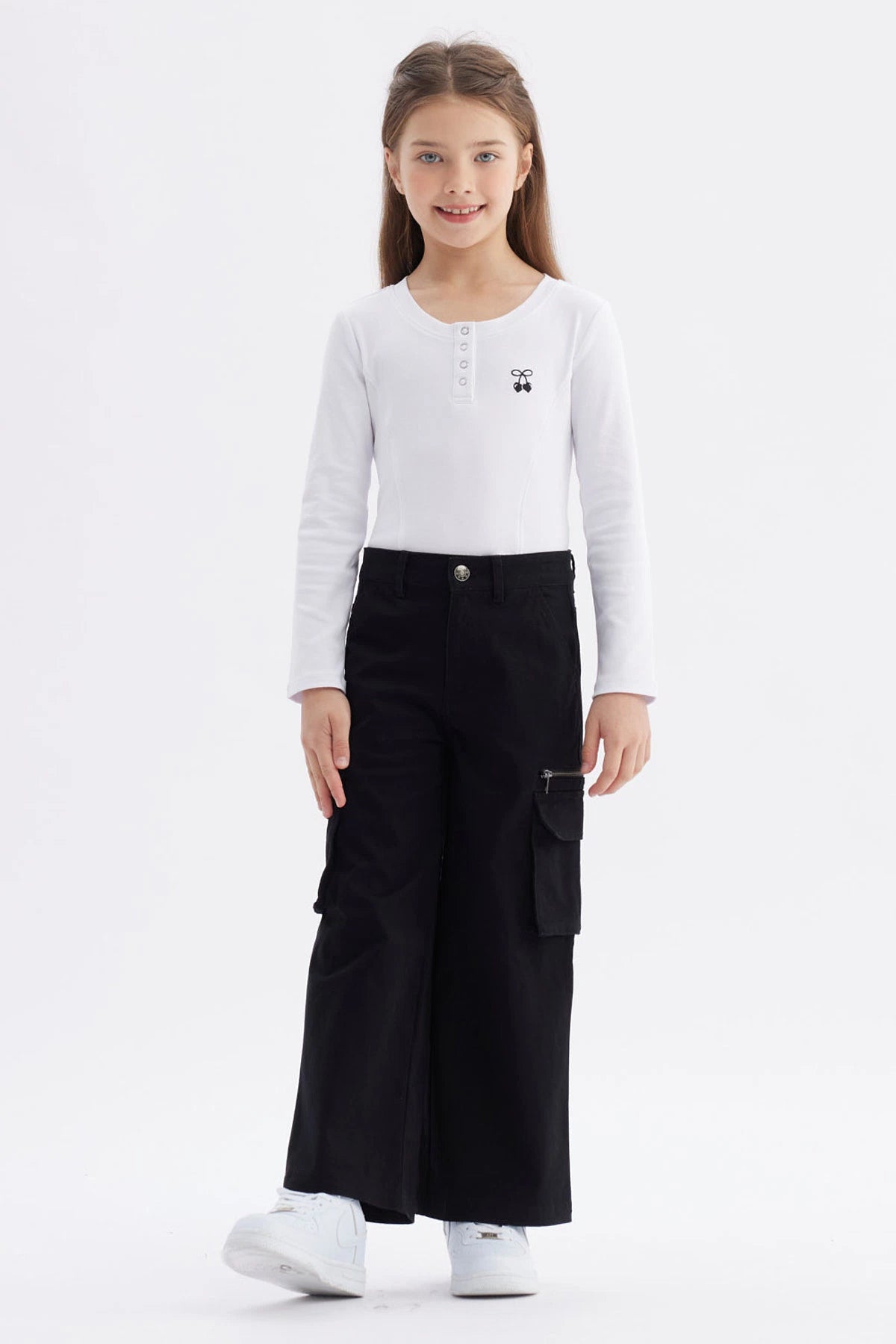 Pantalón niña negro estilo cargo con bolsillos laterales y cierre visible ideal para un look casual moderno y cómodo