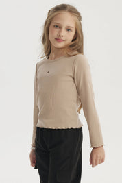 Polera niña slim café con diseño liso y detalle de estrella pequeña en el pecho manga larga estilo casual