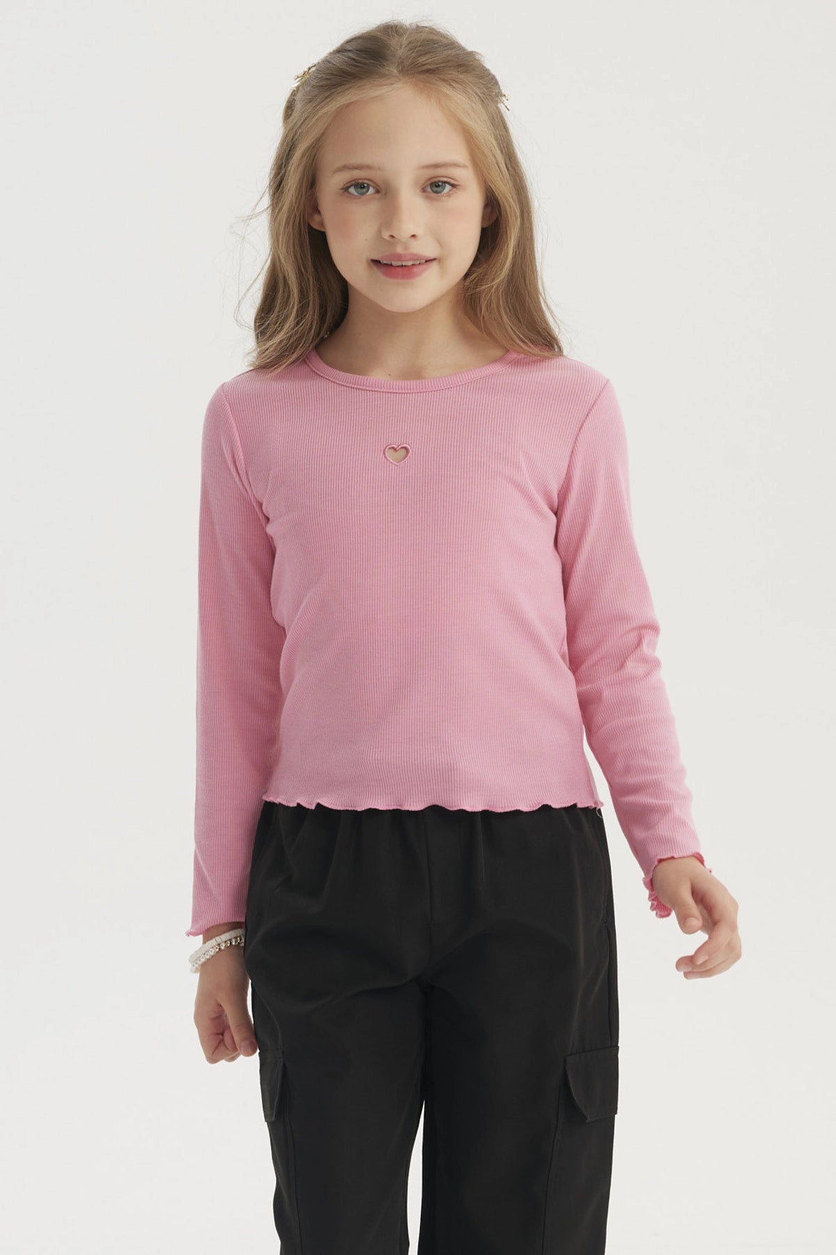 Polera slim rosado para niña con corazón pequeño bordado en el centro del pecho diseño liso y manga larga