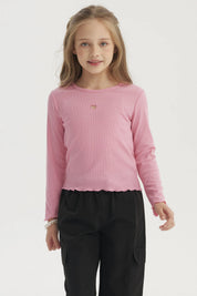 Polera slim rosado para niña con corazón pequeño bordado en el centro del pecho diseño liso y manga larga