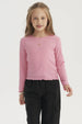 Polera niña slim rosado con corazón pequeño en el centro diseño liso estilo casual y moderno