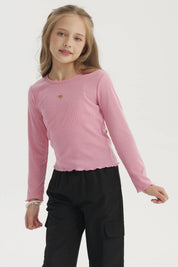 Polera slim rosado para niña con corazón pequeño bordado en el centro del pecho diseño liso y manga larga